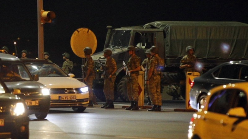 От центъра на екшъна в Турция: Ето как полицаи арестуваха няколко войници (ВИДЕО)