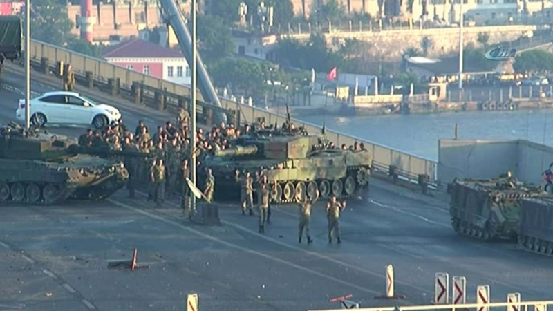 Войници са отвеждани от Босфорския мост с вдигнати ръце (ВИДЕО)