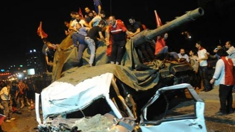 Последователите на Ердоган нападат предаващи се турски войници, подкрепили преврата