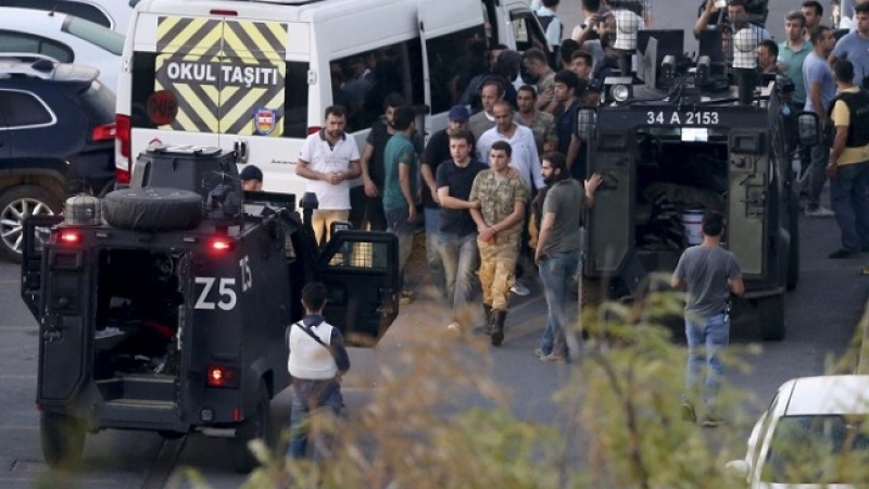 Вижте как арестуват превратаджиите в Турция (ВИДЕА)