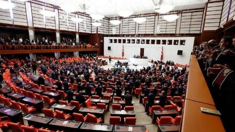 Започна извънредното заседание на турския парламент!