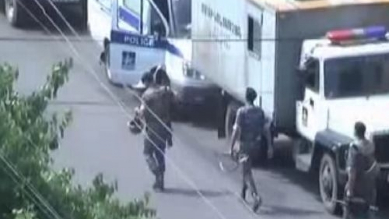 Преврат и в Армения: Въоръжени превзеха сградата на полицията в Ереван (ВИДЕО)   