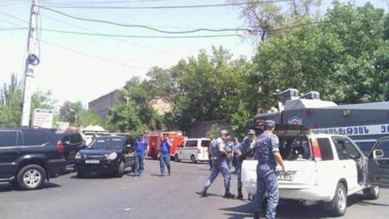 Екшън в Ереван! Спецчастите освободиха двама заложници (ВИДЕО)
