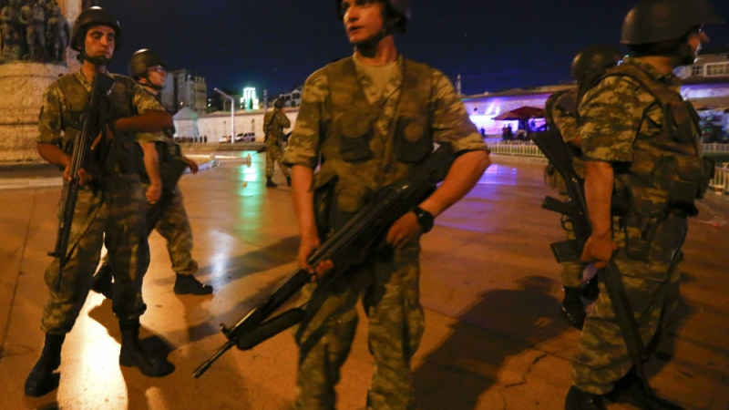 Войник сложил прът в колелото на турския преврат