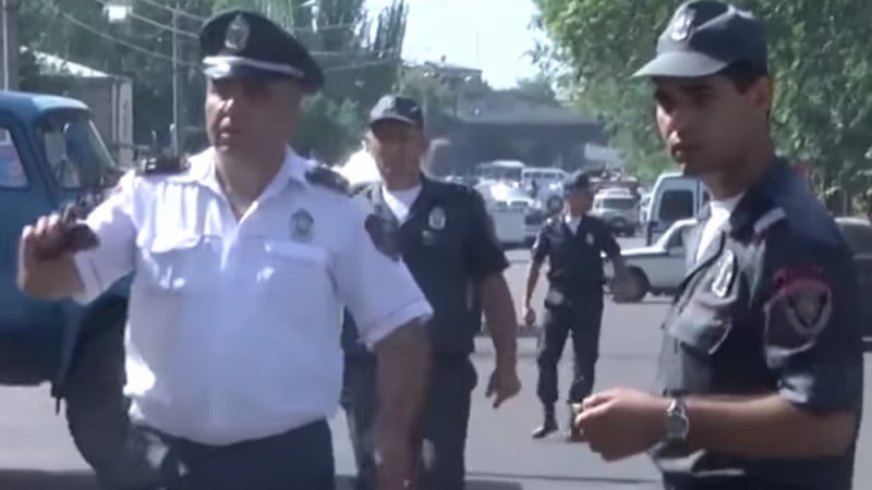 В Ереван заложническата криза продължава, преговорите зациклиха (ВИДЕО)