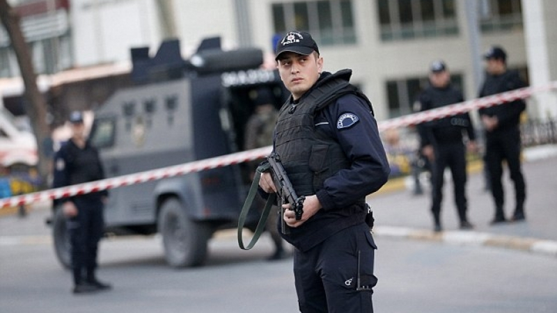 Турската полиция е изровила в Истанбул оръжие