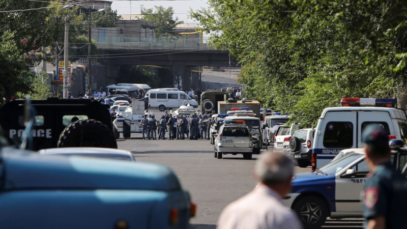 Освободиха втори заложник в Ереван, похитителите държат петима