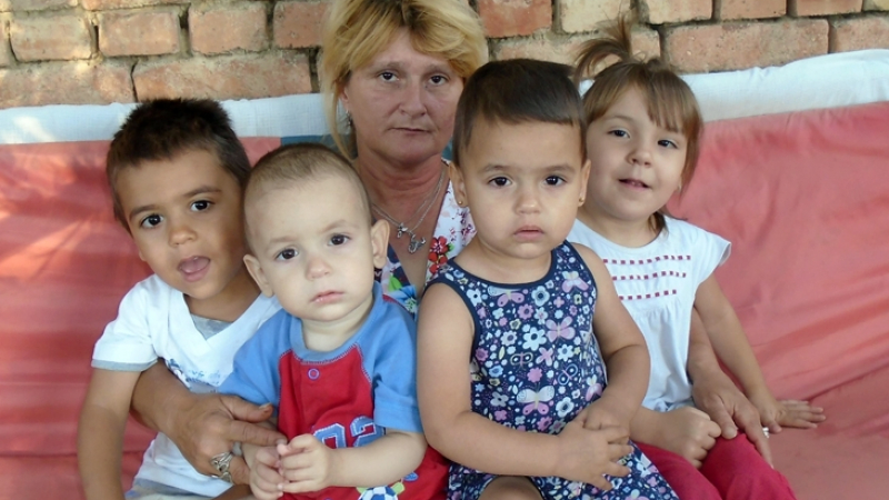 Баба стана майка на четирите си внучета във Велико Търново