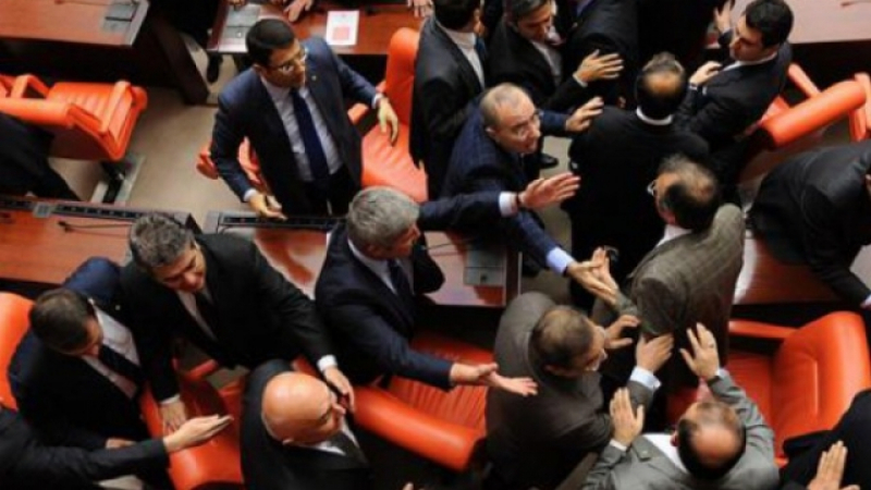 Евакуираха парламента в Турция! 