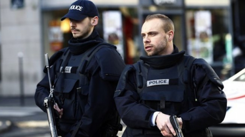 Паника в Париж! Въоръжен с нож тръгна към полицаи