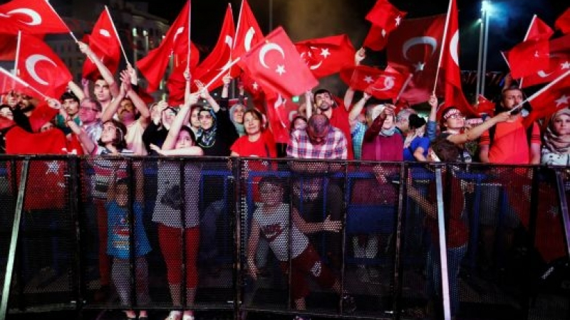 Турците от площад "Таксим": Харесваме Ердоган, той е демократ