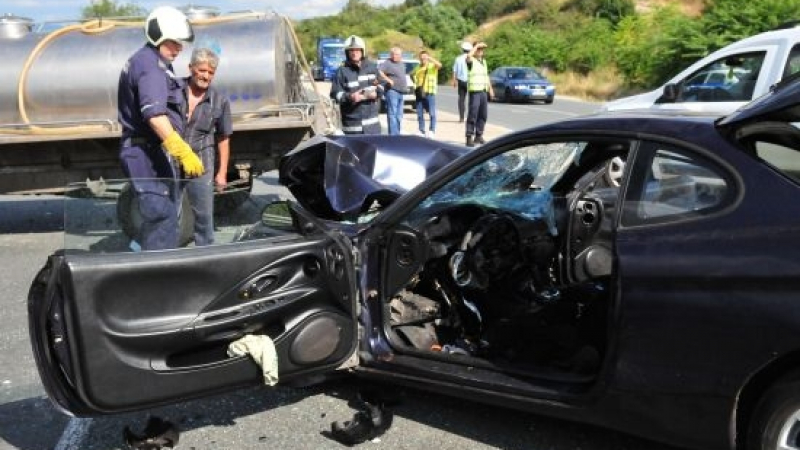 Жена пострада след удар между бус и кола край Ловеч