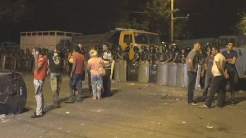 Майдан в Ереван: Сблъсък избухна между демонстранти и полиция (НА ЖИВО)