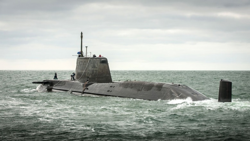 Британска атомна подводница се блъсна в търговски кораб до Гибралтар