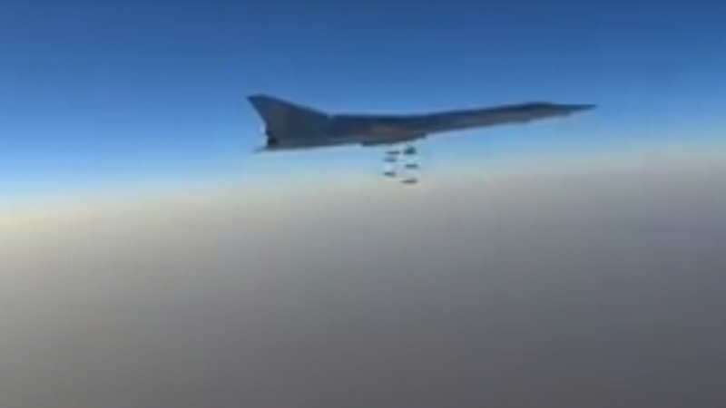 Уникално ВИДЕО показа как руски бомбардировач срива терористите със земята