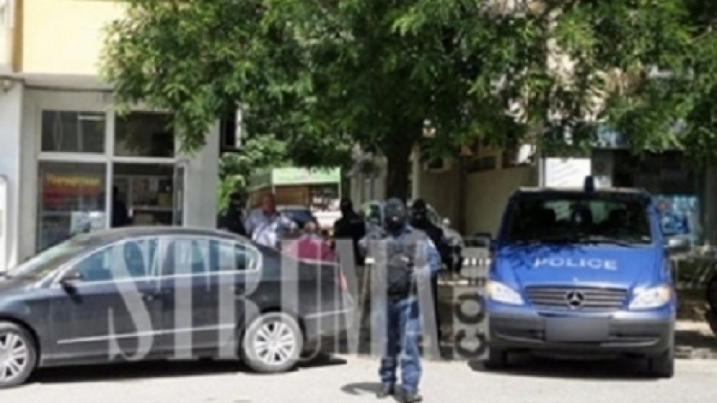 Нов екшън: Полиция пак щурмува бардака на Марто Дебелия в Благоевград