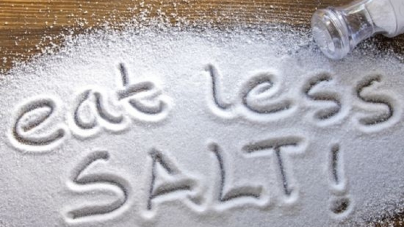 Тези симптоми алармират, че трябва да спрете солта!