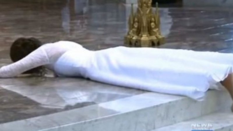 Булка легна на пода по средата на сватбата! Когато видите младоженеца, ще ви стане ясно! (ВИДЕО)