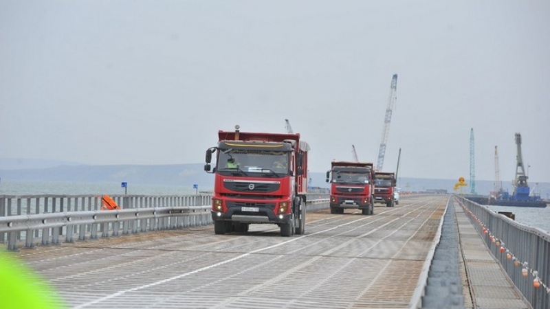 Първи кадри от преминаването по Керченския мост, свързващ Крим и Русия (ВИДЕО)
