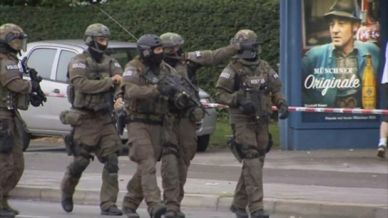 Мюнхен осъмва окървавен с 10 трупа и 16 ранени по улиците (ОБЗОР/ВИДЕО/СНИМКИ)