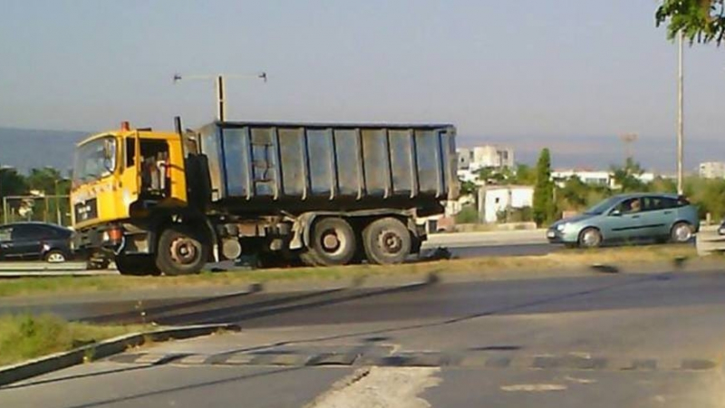Инцидент във Варна: Камион изгуби контрол и ... (СНИМКИ)
