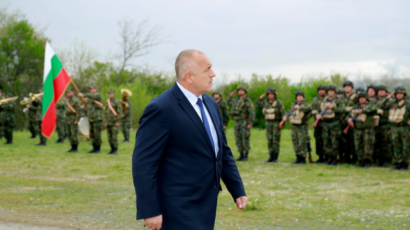 Борисов привика военни на браздата