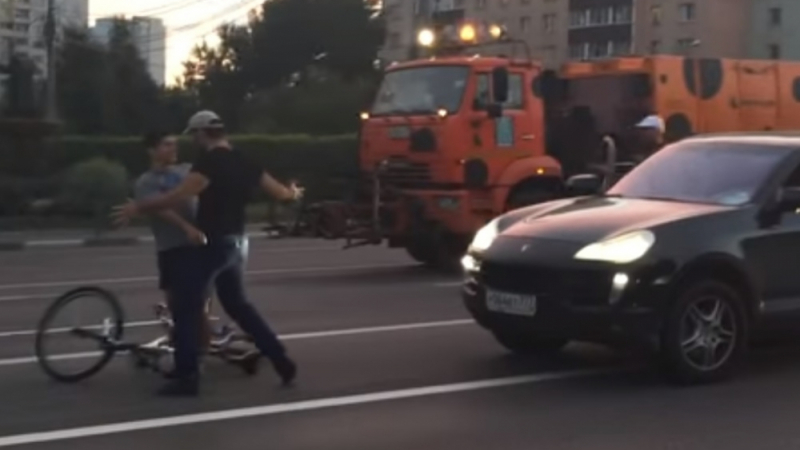 Екшън в Москва! Мутри "превъзпитават" велосипедист, натрисат се обаче на гардовете на баровец (ВИДЕО)