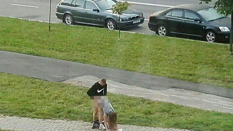 Двойка прави секс насред тротоара до булевард (СНИМКА	 18+)