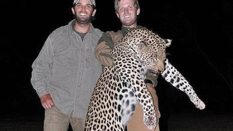 Синовете на Тръмп му подливат вода за кампанията. Снимаха се с убити от тях животни в Африка (СНИМКИ 18+)