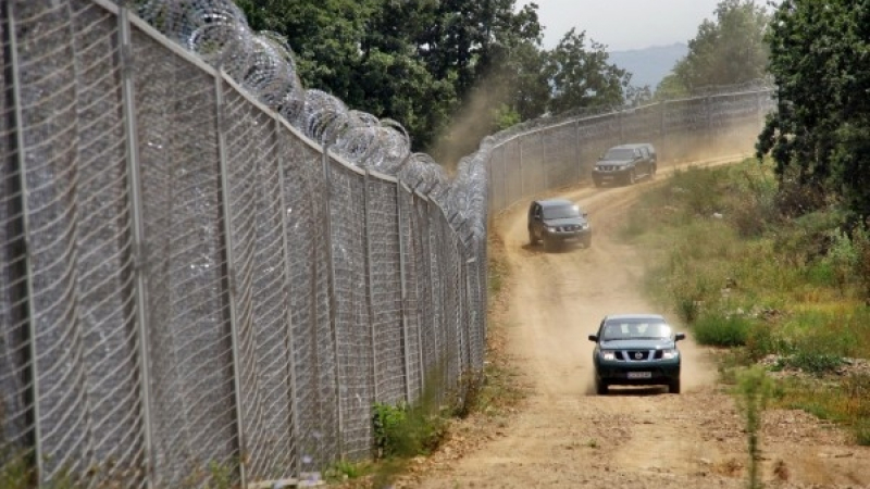 Сръбският военен министър инспектира границата с България