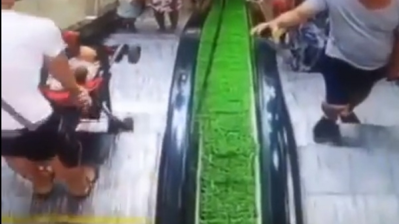 Кошмар! Майка изпусна бебешката си количка на ескалатор (ВИДЕО)