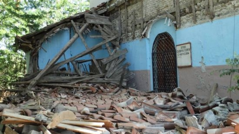 Църквата в Черноземен в плачевно състояние, строителят съди Пловдивската митрополия