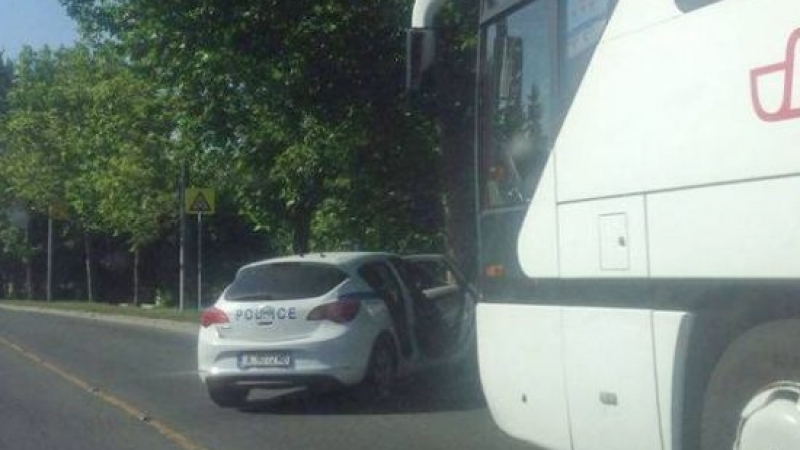 Извънредно! Полиция блокира и нахлу в сръбски автобус в Слънчев бряг 
