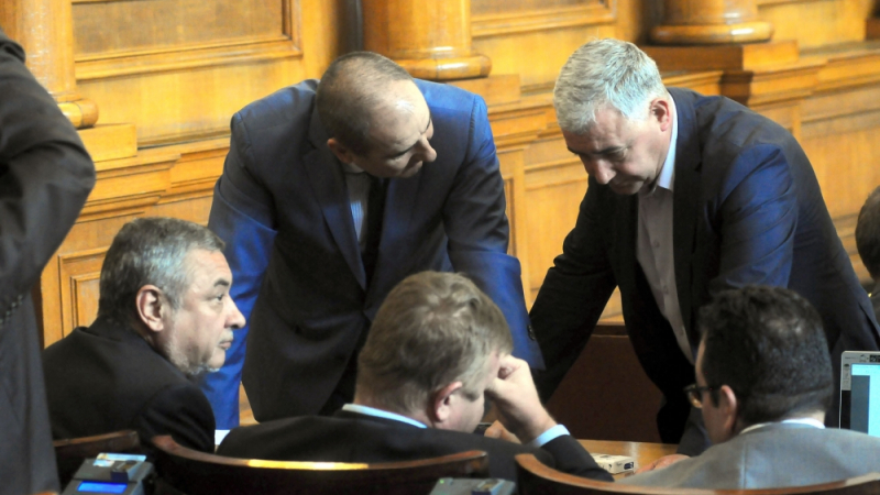 Депутати дебатират промените в Закона за съдебната власт и четат БЛИЦ (СНИМКИ)