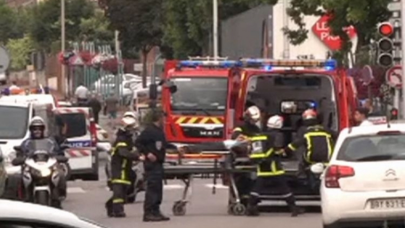 Мистерия обви касапницата във Франция: Още броят труповете, май свещеникът е поразен от полицейски куршум