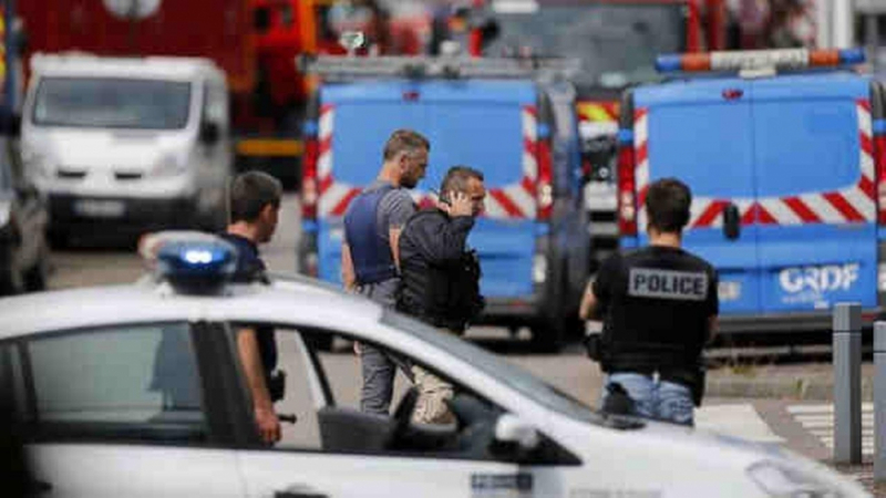 Официално: Ясно е кой е единият от терористите, които нападнаха френска църква