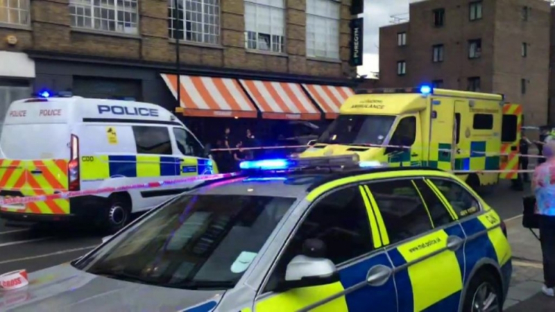 Полицейски автомобил се вряза в пицария в Лондон, има пострадали (СНИМКИ)