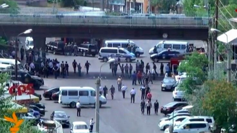 Престрелка край превзетия полицейски участък в Ереван, има ранени
