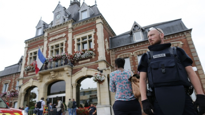 Религиозните водачи във Франция се обединиха след нападението в църквата