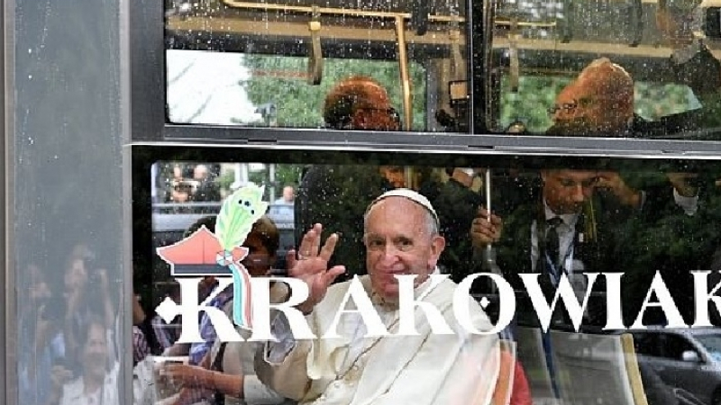 Папа Франциск се повози на трамвай в Краков (СНИМКИ)