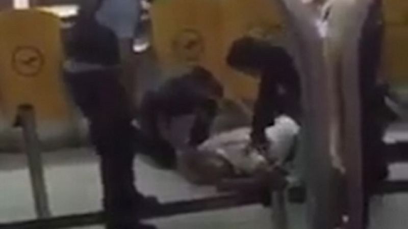 Шокиращо видео: Англичанин беснее на летището във Франкфурт