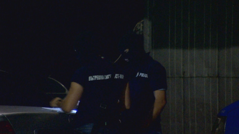 Извънредно: Полицаи задържани в среднощна акция в Сливница (СНИМКИ)