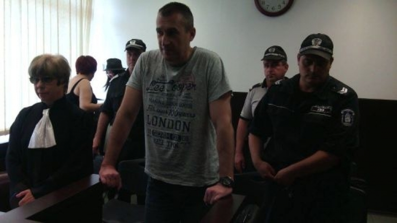 Бомба в съда: Полицаят Караджов покривал проститутки в пловдивски хотел (СНИМКИ)