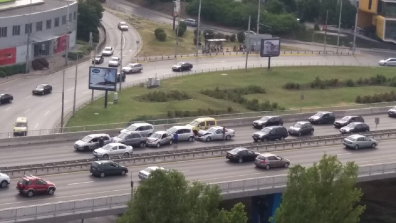 Четири коли се нанизаха на бул. Цариградско шосе