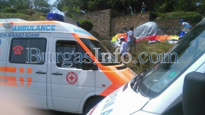 Парапланерист се заби в асфалта край Казиното в Бургас (СНИМКИ)