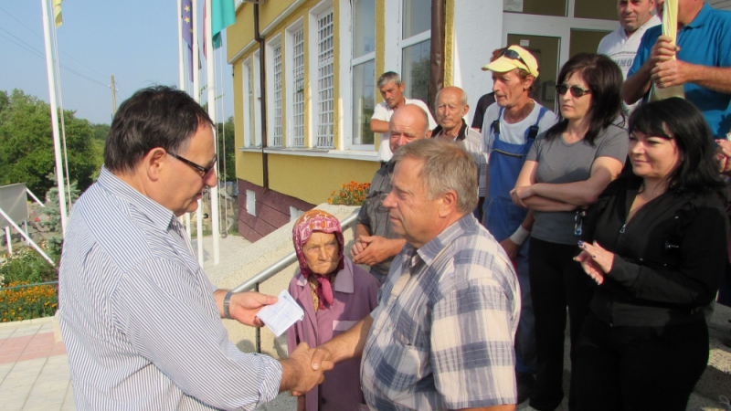 Депутатите от ГЕРБ дариха средства за джамията в село Върбяне