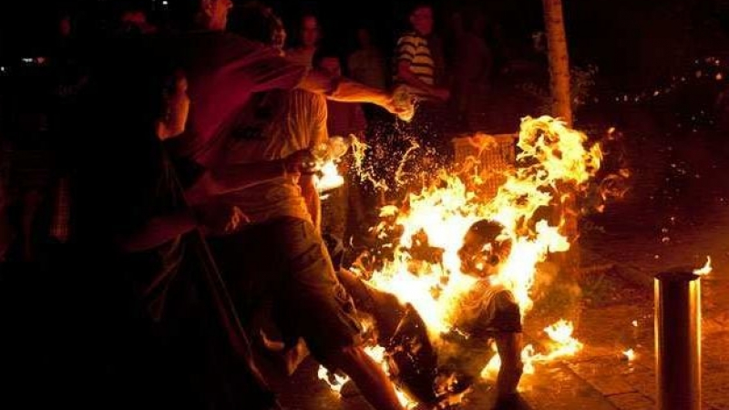 СНИМКИ и ВИДЕО на човека, който се подпали в Ереван (18+)