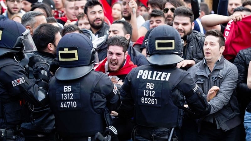 Докъде се докараха: Полицията раздава пищялки на жените във Виена, за да не ги изнасилват бежанци 