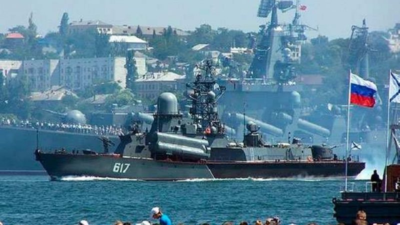 Гледайте НА ЖИВО в БЛИЦ: Парада в Севастопол по случай 320-годишнината на ВМФ на Русия   