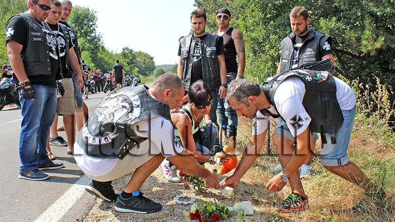 Мотористи от цялата страна поднесоха цветя на лобното място на Никол и Даяна, искат контрол на пътя (СНИМКИ)
